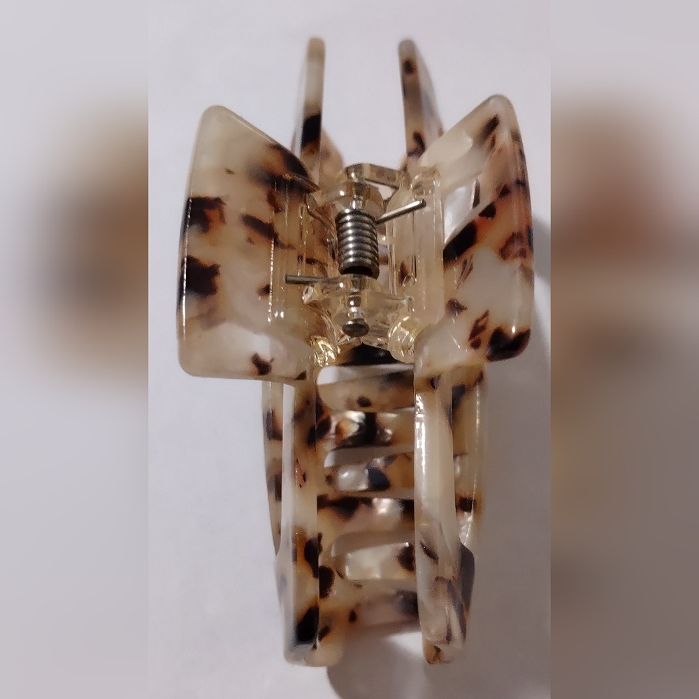 Tortoise Shell Hair Claw Clip - Picture 8 of 9